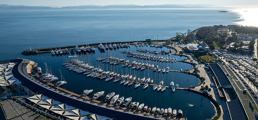 Setting Sail for Harmony: How a Yacht Charter Can Mend and Strengthen Family Bonds