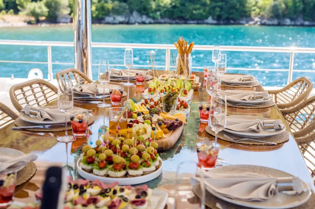 Motor Yacht Deep Water