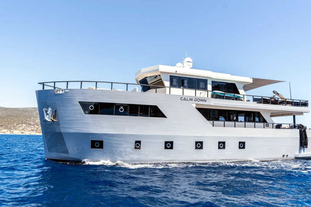 Motor Yacht Calm Down