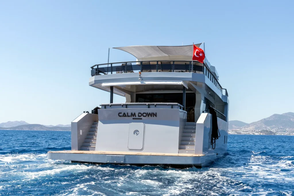 Motor Yacht Calm Down