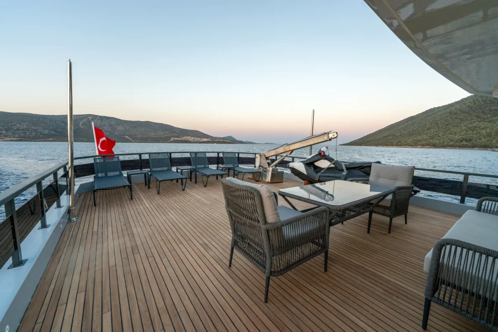 Motor Yacht Calm Down